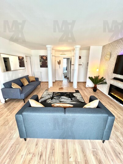 ☀ Cuban Charm • 2 Bedrooms • Private Parking • Near Train Station ❤