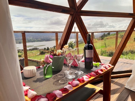 Outdoor dining. Domo Entre Nubes Vista al Lago