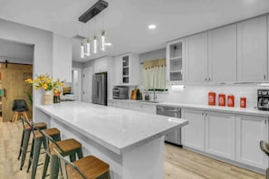 Réfrigérateur, four à micro-ondes, un four, surface de cuisson