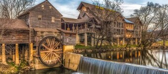 *Ultimate Pet-friendly Retreat! 4 Houses + Outdoor Seasonal Pool!*
