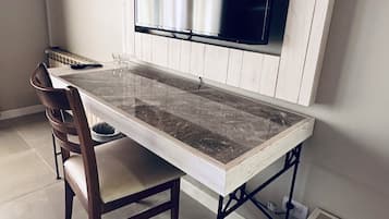 Minibar, free WiFi, bed sheets