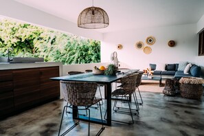 تناول الطعام بالخارج