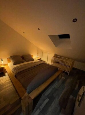 4 dormitorios, cuna de viaje, wifi gratis y ropa de cama