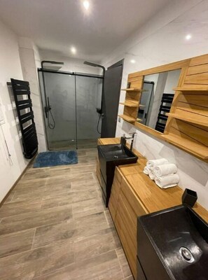 Dusche, Haartrockner, Toilettenpapier