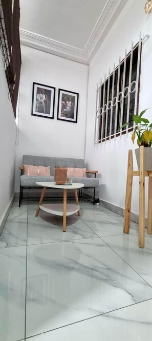 Interior - 4. Résidence Comme à la Maison (Abidjan)