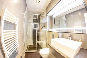 Dusche, Haartrockner, Handtücher, Seife