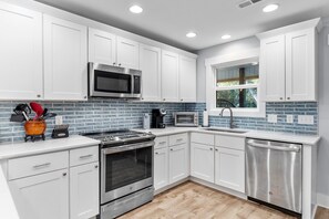 Een koelkast, een magnetron, een oven, een kookplaat