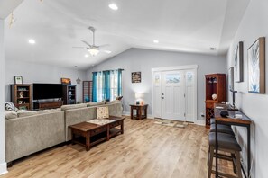 Een smart-tv en boeken