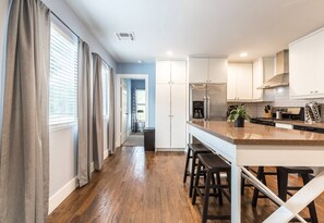 Fridge, microwave, oven, stovetop - Lombardy Haven! Downtown Medical Center ⭐️⭐️⭐️⭐️⭐️ (Houston)