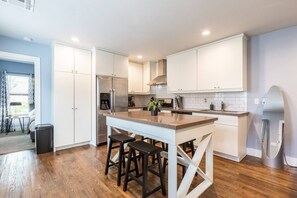 Fridge, microwave, oven, stovetop - Lombardy Haven! Downtown Medical Center ⭐️⭐️⭐️⭐️⭐️ (Houston)