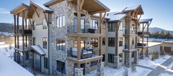 Brand new Grand Park retreat! Private hot tub and custom bunk room!