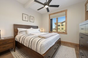 3 dormitoris, planxa i posts de planxar i un bressol de viatge 