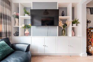 Smart TV, books - Cosy Ipswich Home (Ipswich)