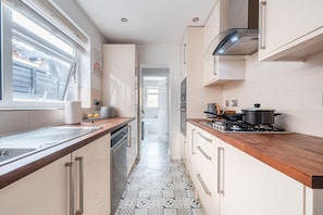 Fridge, microwave, oven, stovetop - Cosy Ipswich Home (Ipswich)