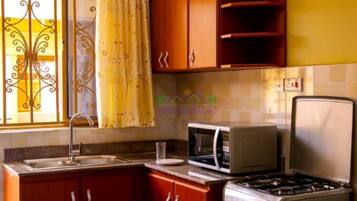 Full-sized fridge, microwave, stovetop, coffee/tea maker