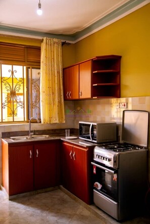 Täysikokoinen jääkaappi, mikroaaltouuni, liesi, kahvin-/teenkeitin