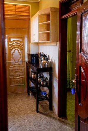 Apartament superior, balcó, vistes al llac | Cuina privada | Frigorífic gran, microones, placa de cuina i cafetera i tetera