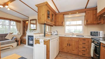 Cottage | Bếp riêng | Tủ lạnh, ấm điện, lò nướng bánh mì, dụng cụ nấu nướng/bát dĩa/dao nĩa