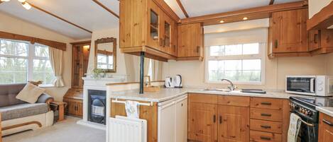 Cottage | Private kitchen | Fridge, electric kettle, toaster, cookware/dishes/utensils