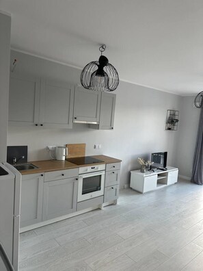 Apartamento | Cozinha privada | Geladeira, micro-ondas, fogão, cooktop