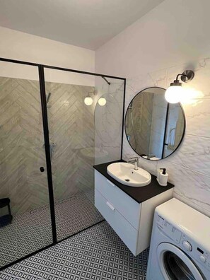 Apartment | Bathroom | Shower, towels - 1-bed Top Floor Apartment in Warszawa (Warsaw)