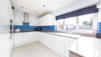 House | Private kitchen | Fridge, microwave, oven, stovetop