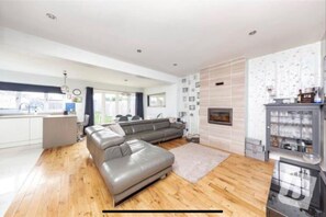 House | Living area | Fireplace - Stunning 4-bed House in Gidea Park (Romford)