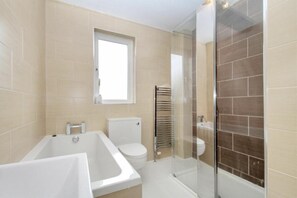 Ferienhaus | Badezimmer | Dusche, Handtücher