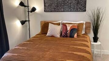 2 bedrooms, desk, WiFi