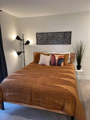 2 bedrooms, desk, WiFi