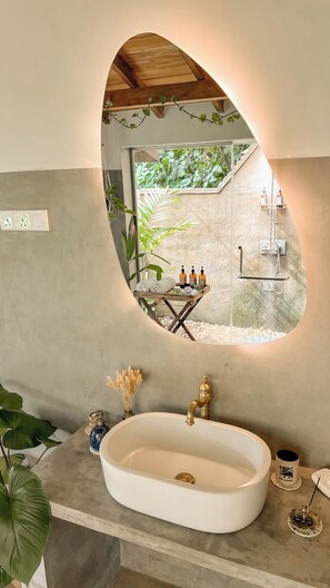 Signature Villa | Bathroom | Separate bathtub and shower, deep-soaking bathtub, rainfall showerhead - The Jungle Loft - Galle (Galle)