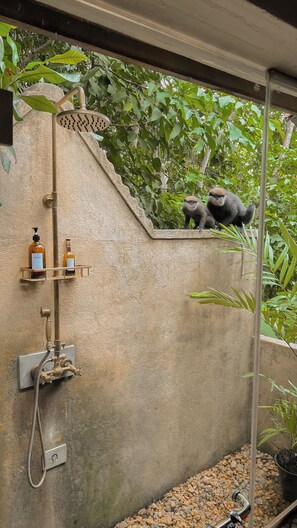 Signature Villa | Bathroom | Separate tub and shower, deep soaking tub, rainfall showerhead - The Jungle Loft - Galle (Galle)