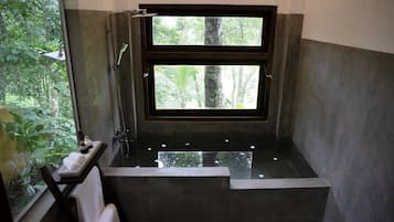 Luxe bungalow | Badkamer | Een aparte badkuip en douche, een diep bad, een regendouche