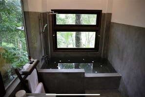 Bungalow de lujo | Baño | Tina y regadera independientes, tina profunda, regadera tipo lluvia 