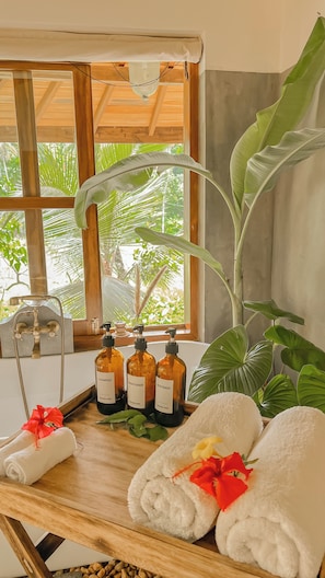 Signature villa | Badkamer | Een aparte badkuip en douche, een diep bad, een regendouche