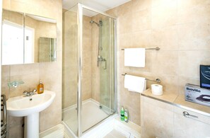 Serviettes fournies, savon, shampoing