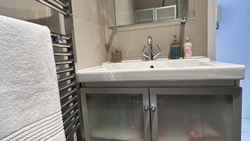 Dutxa, assecador de cabells, bidet i tovalloles