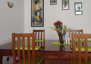 Khu vực ăn uống tại phòng
