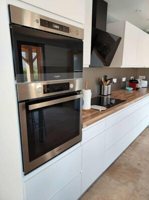 Frigorífico, microondas, horno y placa de cocina