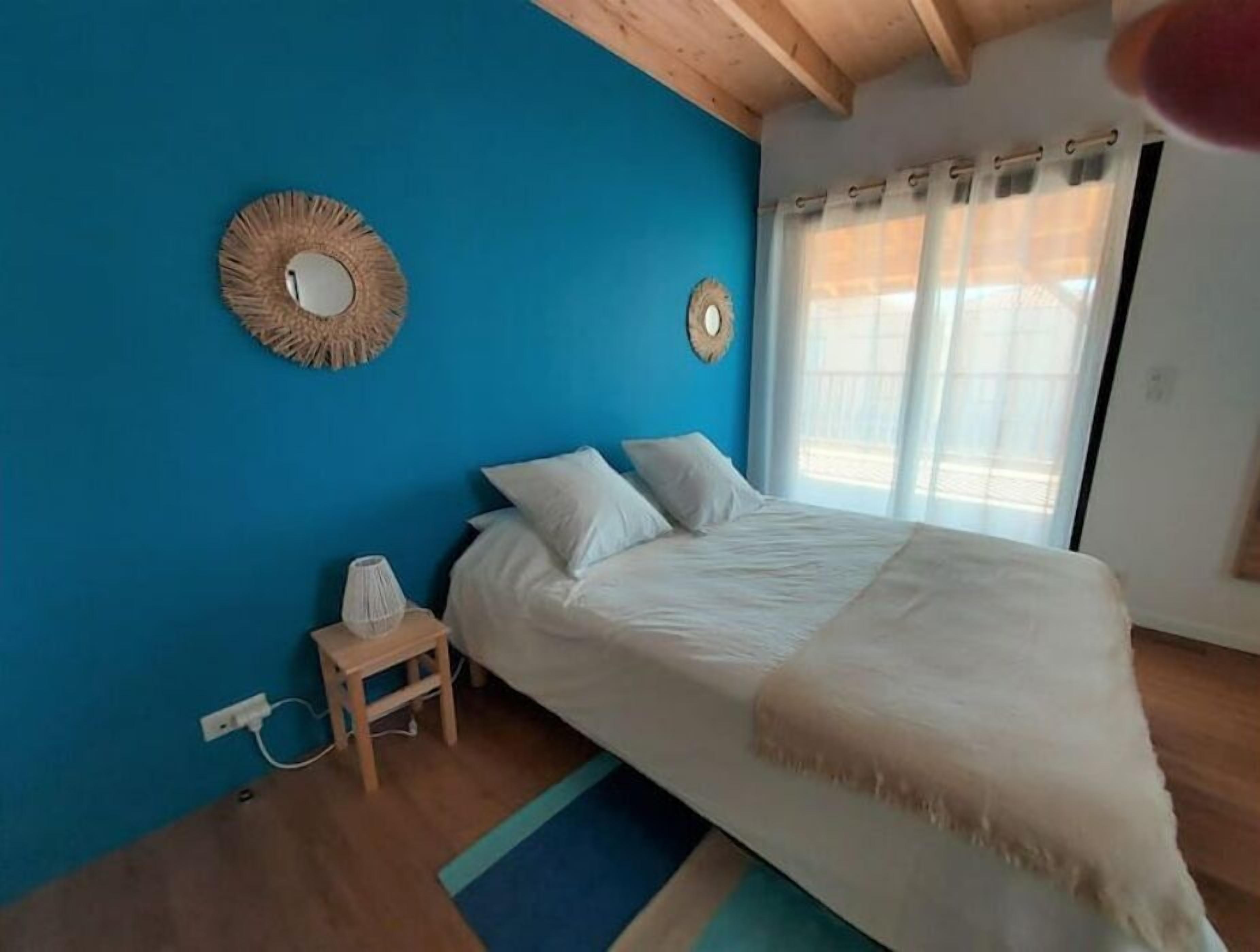 5 bedrooms, desk, iron/ironing board, free WiFi