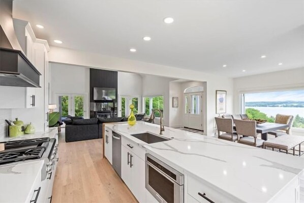 Réfrigérateur, four, plaque de cuisson, lave-vaisselle