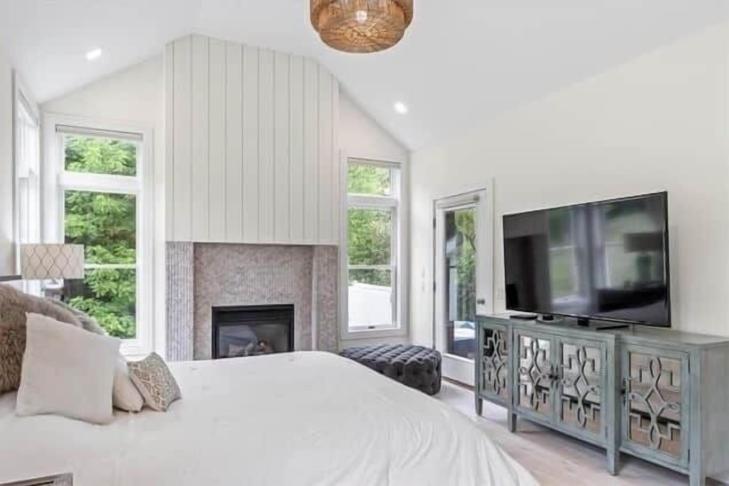 5 bedrooms, iron/ironing board, WiFi, bed sheets