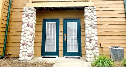 Hike and enjoy a relaxing time at Starved Rock! Family-Size Cozy Cabin