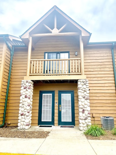 Hike and enjoy a relaxing time at Starved Rock! Family-Size Cozy Cabin 