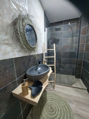 Relax | Baño | Regadera, amenidades de baño gratuitas, secadora de cabello, toallas 