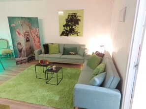 Dream | Wohnbereich | 37-Zoll-Smart-TV mit Digitalempfang, Netflix, Streaming-Dienste