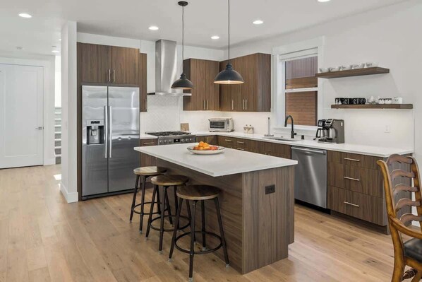 Réfrigérateur, four à micro-ondes, un four, surface de cuisson