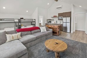 TV, peis, fotballspill og kontorer