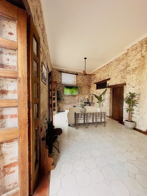 ラグジュアリー ロフト | リビング エリア | 40 インチのスマートテレビ (ケーブル放送視聴可)