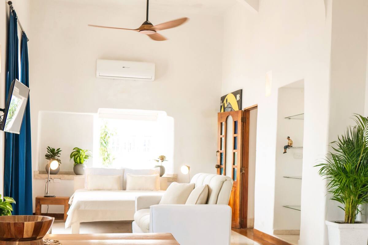 Loft supérieur | Coffre-fort, bureau, rideaux d’obscurcissement, accès au Wi-Fi (inclus)